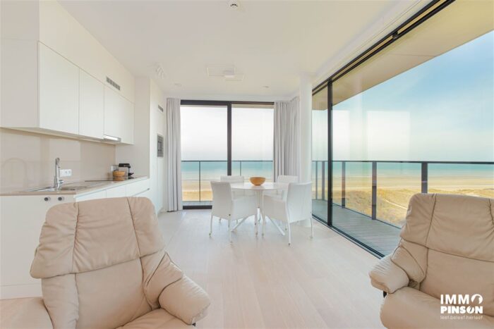 Lichtrijke assistentieflat met wijds zicht op zee, strand en duinen te koop in De Panne - Immo Pinson